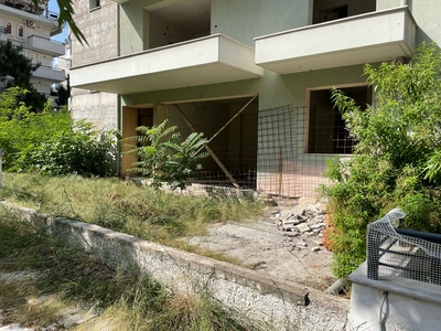 Βλάστηση σε εγκαταλελειμμένη ημιτελή οικοδομή