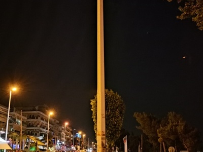 Κολωνα πανω στο πεζοδρομιο σε σημειο που χωραει μονο αυτη. 