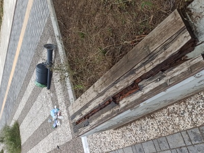 Κατεστραμμένο παγκακι και καδος σκουπιδιών