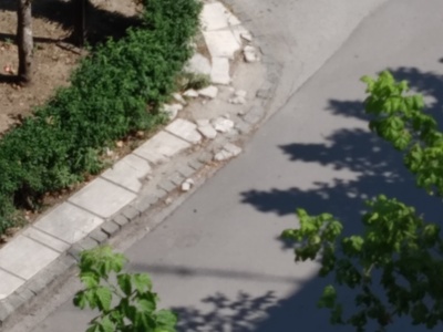 Σπασμένα πλακάκια πεζοδρομίου 