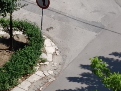 Σπασμένα πλακάκια πεζοδρομίου 