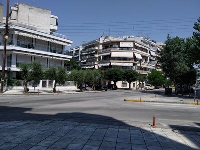 Αναμμένα φώτα τις ωρες της ημέρας 