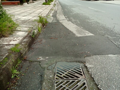 Καθαρισμός σχάρας αποχέτευσης.