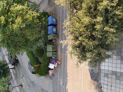 Αντικείμενα δίπλα στα σκουπίδια