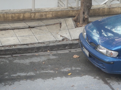 Σπασμενο πεζοδρομιο