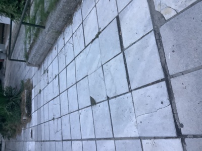 Ανυψωμένη πλακάκια πεζοδρομίου