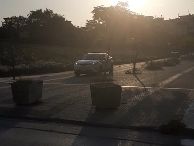 Αυτοκινητα στον πεζοδρομο