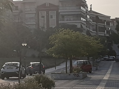 Αυτοκινητα στον πεζοδρομο