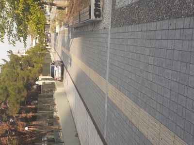 Αυτοκινητα στον πεζοδρομο