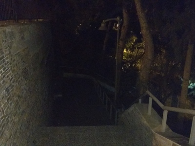 Μαύρα σκοτάδια στο μονοπάτι πλάι στο Ρεμετζο.