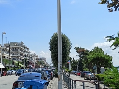 Ξανα: Εμποδιζει κολόνα φωτισμού 