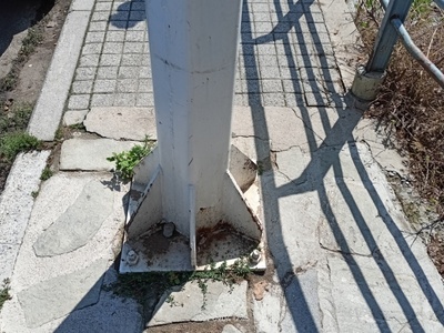 Ξανα: Εμποδιζει κολόνα φωτισμού 