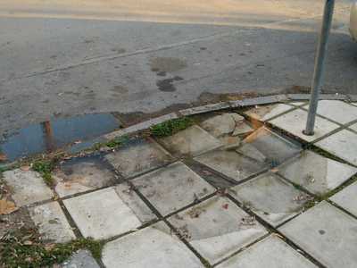 Νερό από το πεζοδρόμιο