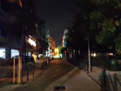 Σκοτάδι κατά μηκος της αναπλασης στη Μητροπολιτου Χρυσάνθου