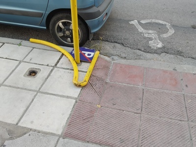 Σπασμένος στύλος σήμανσης αναπήρων 