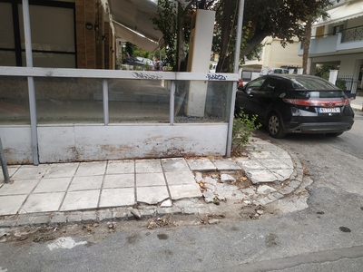 Σπασμένο πεζοδρόμιο και επικίνδυνη κλίση δένδρου (;) στην Ελλησπόντου 25