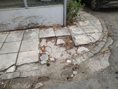 Σπασμένο πεζοδρόμιο και επικίνδυνη κλίση δένδρου (;) στην Ελλησπόντου 25