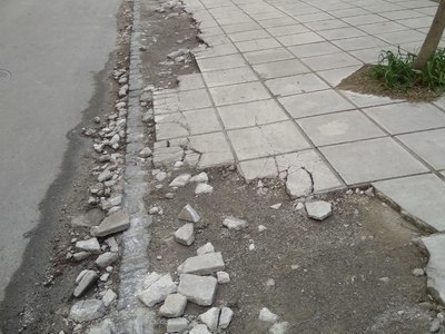 Κατεστραμενο πεζοδρόμιο