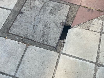 Τρυπα διπλα σε φρεατιο στο πεζοδρομιο