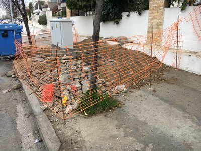 Κατειλημμένο πεζοδρόμιο έξω από δημοτικό σχολείο.
