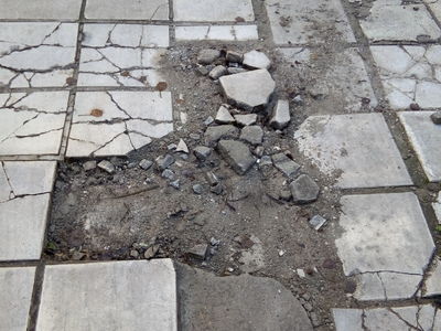 Κατεστραμμένα πλακάκια πεζοδρομίου στην οδό Ζηργάνου 36 (Βότση)