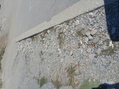 Δρόμος κατεστραμενος από τις βροχές. 