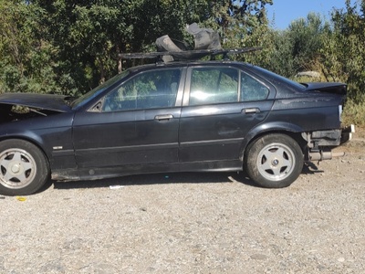 Παρατημένα διαλυμένα αμάξια 