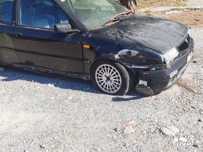 Παρατημένα διαλυμένα αμάξια 