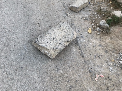 Επικίνδυνη λακούβα στο οδόστρωμα