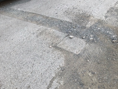 Επικίνδυνη λακούβα στο οδόστρωμα