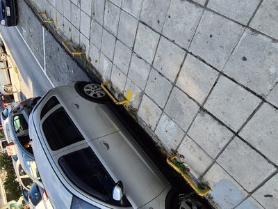 Επικίνδυνη τοποθέτηση πασσάλων στο πεζοδρόμιο