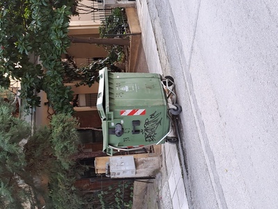 Σπασμένο καπάκι κάδου απορριμμάτων