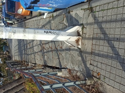 Στυλος στο πεζοδρομιο