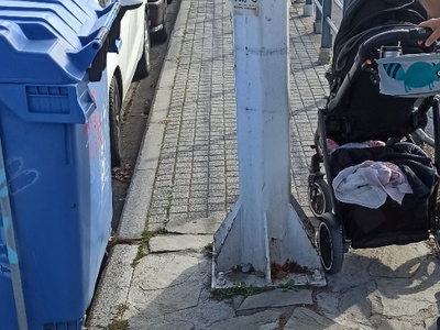 Στυλος στο πεζοδρομιο