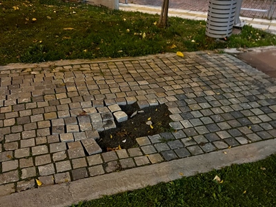 Πεζοδρομος κατεστραμμενος στο παρκο