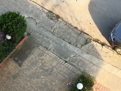 Ανύπαρκτο πεζοδρόμιο