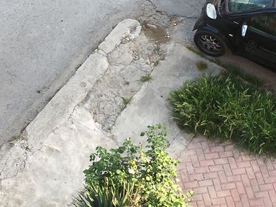 Ανύπαρκτο πεζοδρόμιο