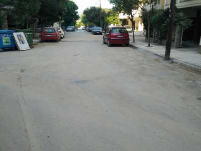 Χώμα και μπάζα στον δρόμο