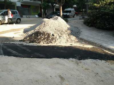 Χώμα και μπάζα στον δρόμο