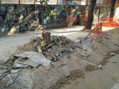 Χώμα και μπάζα στον δρόμο