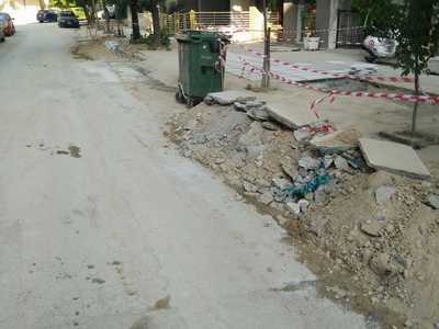 Χώμα και μπάζα στον δρόμο