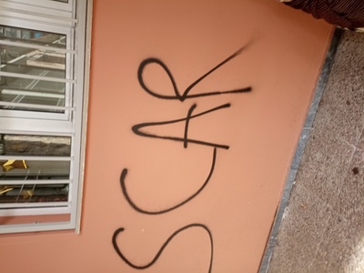 Γραμμένοι τοίχοι στο 6ο Δημοτικό σχολείο Καλαμαριάς.