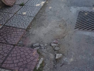 ΣΠΑΣΜΕΝΑ ΠΛΑΚΑΚΙΑ ΠΕΖΟΔΡΟΜΙΟΥ