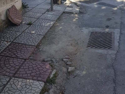 ΣΠΑΣΜΕΝΑ ΠΛΑΚΑΚΙΑ ΠΕΖΟΔΡΟΜΙΟΥ