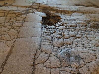 Επικίνδυνη τρύπα στον Φοίνικα (Μουσών & Δημοκρίτου)