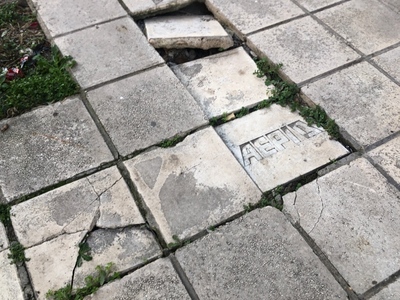 Πλακες πεζοδρομιου 