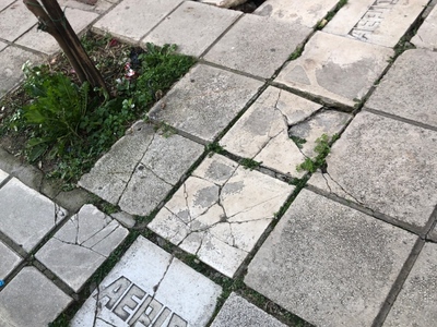 Πλακες πεζοδρομιου 