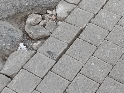 ΛΑΚΟΥΒΑ ΣΤΟ ΟΔΟΣΤΡΩΜΑ  ΣΤΗΝ  ΜΗΤ.ΧΡΥΣΑΝΘΟΥ ΜΕ ΠΑΣΑΛΙΔΗ   ΓΩΝΙΑ 