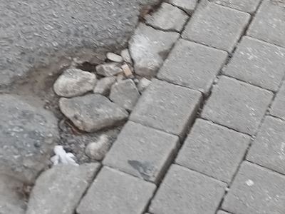 ΛΑΚΟΥΒΑ ΣΤΟ ΟΔΟΣΤΡΩΜΑ  ΣΤΗΝ  ΜΗΤ.ΧΡΥΣΑΝΘΟΥ ΜΕ ΠΑΣΑΛΙΔΗ   ΓΩΝΙΑ 