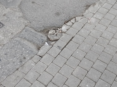 ΛΑΚΟΥΒΑ ΣΤΟ ΟΔΟΣΤΡΩΜΑ  ΣΤΗΝ  ΜΗΤ.ΧΡΥΣΑΝΘΟΥ ΜΕ ΠΑΣΑΛΙΔΗ   ΓΩΝΙΑ 